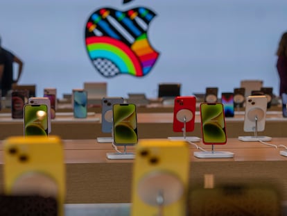 Interior de la primera tienda de Apple en India, que se abre este martes en Bombay.