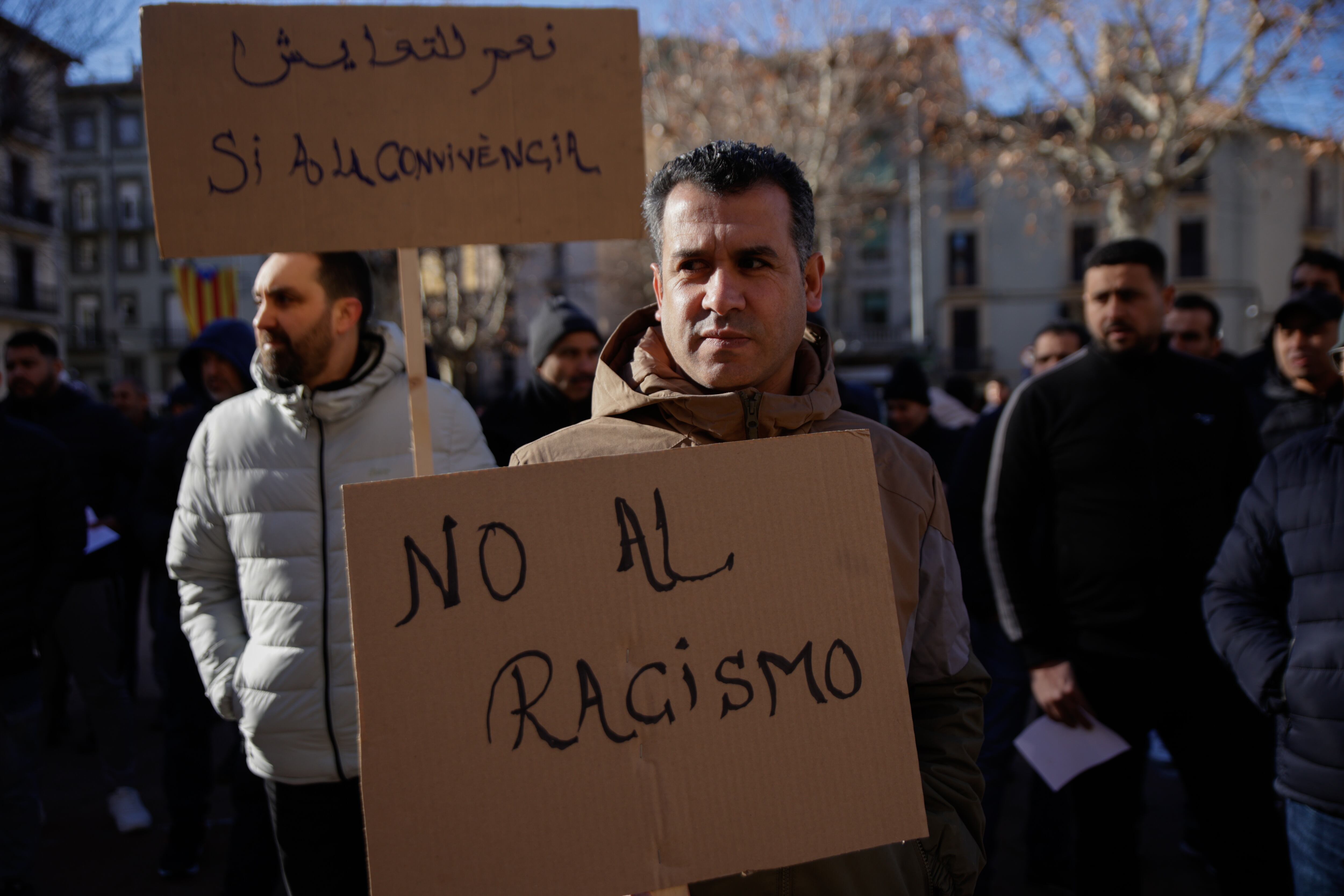 Un centenar de personas se manifiesta en la plaza del Ayuntamiento de Ripoll contra las trabas de acceso al padrón de los migrantes.
