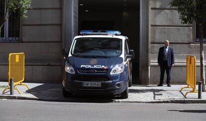 Vista de un furgón policial, a su llegada este miércoles al Tribunal Supremo. 