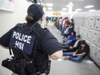 La gran redada contra trabajadores inmigrantes en EE UU dejó a decenas de niños esperando en los colegios