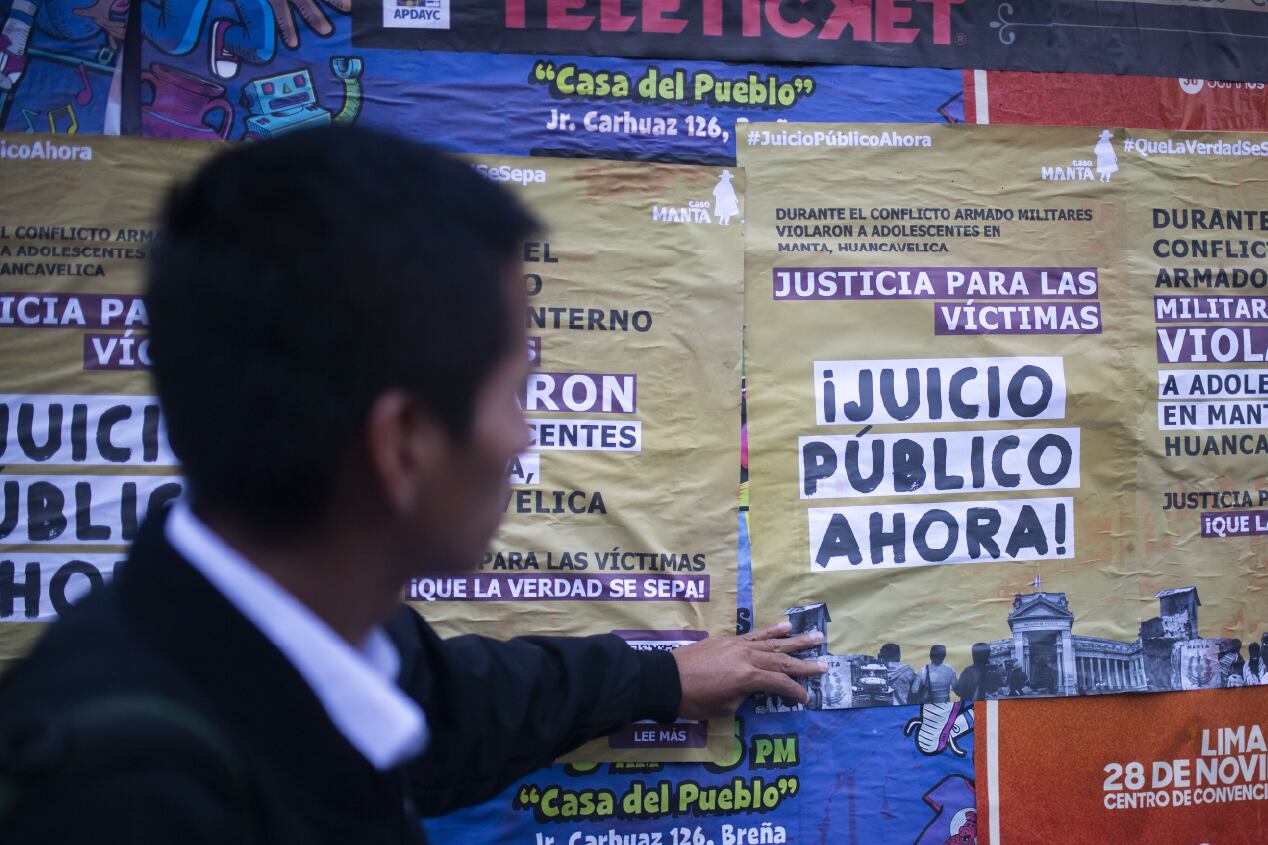 Un hombre lee un cartel sobre el caso, en Lima (Perú).