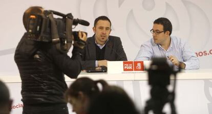 Los socialistas Denis Itxaso y Mikel Durán, a la derecha, en la rueda de prensa ofrecida en la sede del PSE en San Sebastián.