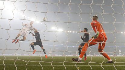 Cristiano Ronaldo remata y marca el primer gol del Madrid.