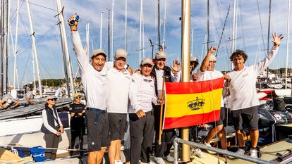 El rey emérito junto a la tripulación del 'Bribón', este viernes después de proclamarse campeones del mundo de vela en la isla de Wight, en el Reino Unido.