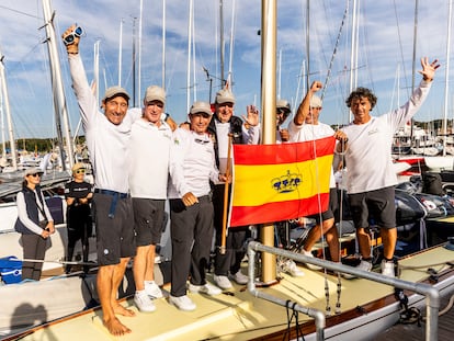 El rey emérito junto a la tripulación del 'Bribón', este viernes después de proclamarse campeones del mundo de vela en la isla de Wight, en el Reino Unido.