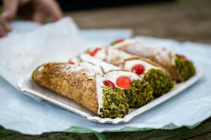 Los cannoli se rellenan con ricota