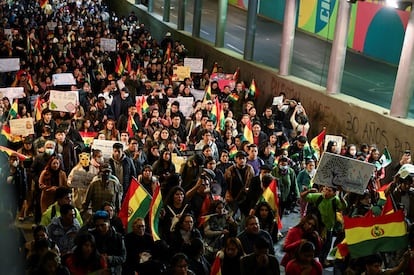 Manifestantes protestan en contra de las políticas ambientales que han llevado a la enorme cantidad de fuegos forestales, este 11 de septiembre en La Paz.