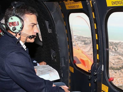 Pedro Sanchez sobrevuela en helicóptero zonas inundadas de Orihuela