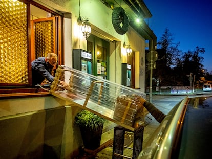 A restaurant in Frankfurt delivers takeaway food due to the closure of the hostelry sector in Germany.