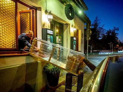 A restaurant in Frankfurt delivers takeaway food due to the closure of the hostelry sector in Germany.