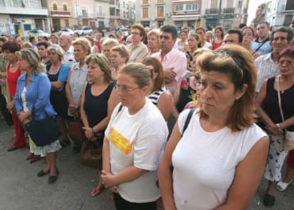 Concentración, ayer,  ante el Ayuntamiento de Picassent (Valencia), en contra de la violencia doméstica.