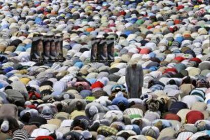 Seguidores de Morsi rezan frente a la mezquita Rabaah al- Adawiya.