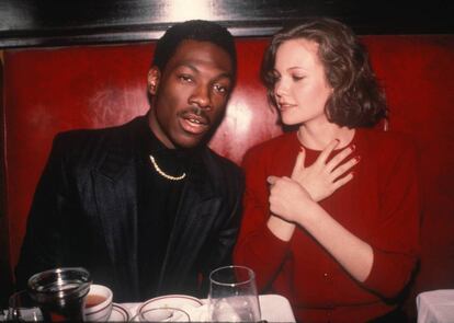 La actriz Diane Lane observa con arrobo a un joven Eddie Murphy durante una fiesta en 1983. Desde el comienzo de su carrera sus éxitos cinematográficos han dado tanto que hablar como su turbulenta vida personal.