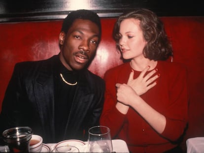 La actriz Diane Lane observa con arrobo a un joven Eddie Murphy durante una fiesta en 1983. Desde el comienzo de su carrera sus éxitos cinematográficos han dado tanto que hablar como su turbulenta vida personal.