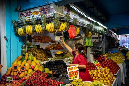 Vendedora de fruta en un mercado de Santiago. Economía en Chile