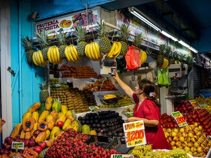 Vendedora de fruta en un mercado de Santiago. Economía en Chile