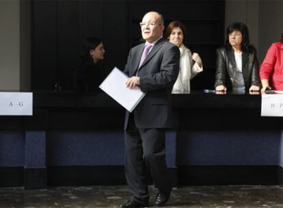 El rector Pérez, momentos antes de suspender el claustro el pasado martes por los incidentes causados por alumnos <i>abertzales</i>.