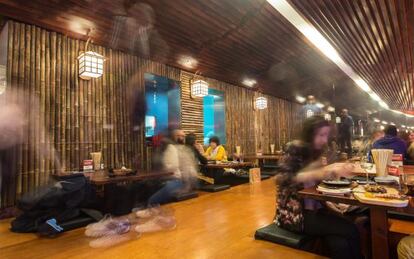 Mesas a ras de suelo en un restaurante japonés de Madrid.