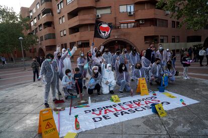 Un grupo de vecinos ha acudido a limpiar en Vallecas la plaza donde la víspera tuvo lugar un acto preelectoral de Vox.