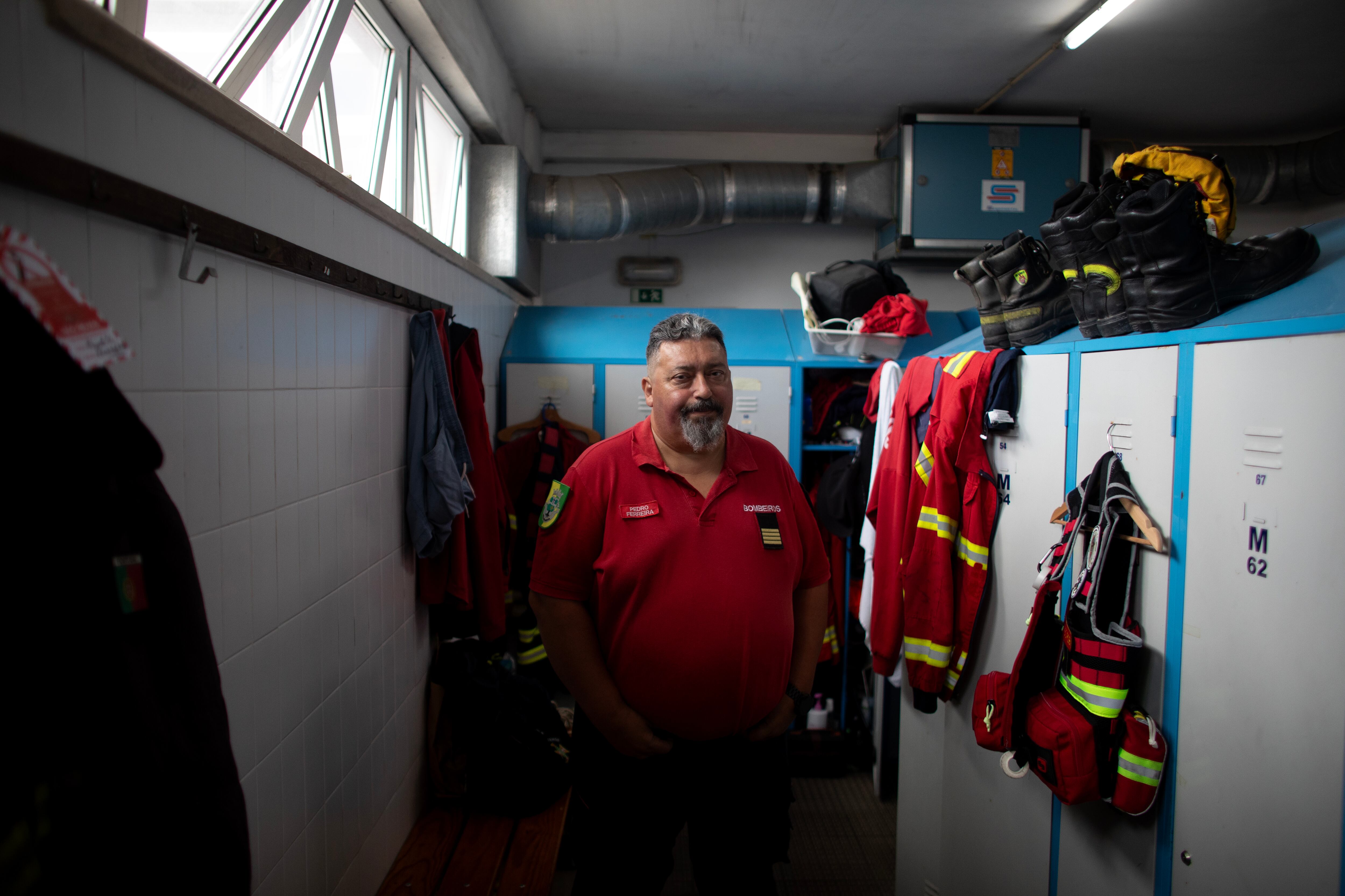 Pedro Ferreira, comandante de los bomberos voluntarios de Moita (Portugal), en el cuartel.