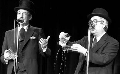 Tip y Coll explican cómo llenar un vaso de agua en uno de sus más famosos números