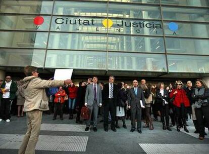 Jueces protestan a las puertas de la Ciudad de la Justicia de Valencia, donde el paro cosechó un gran seguimiento.