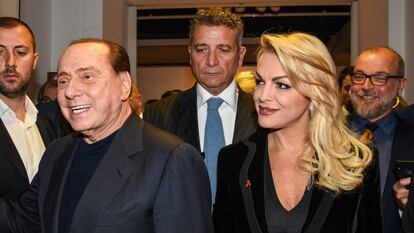 Silvio Berlusconi y Francesca Pascale, en una exposición fotográfica en Milán en octubre de 2019.