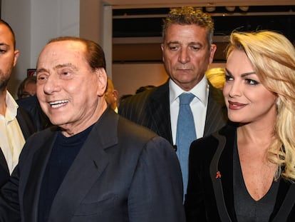 Silvio Berlusconi y Francesca Pascale, en una exposición fotográfica en Milán en octubre de 2019.