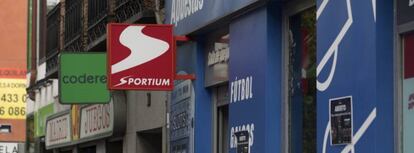 Una calle con varios locales de apuestas.