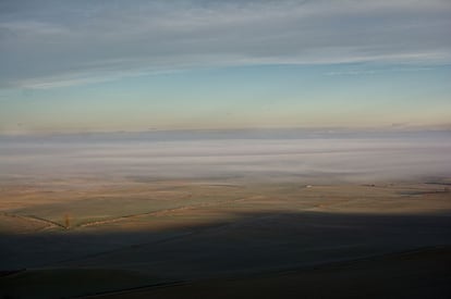 En Palencia se encuentra la Llanura de la Nava, en Tierra de Campos, que acogió el siglo pasado a colonos de pueblos que quedaron sepultados por pantanos construidos durante el régimen franquista.