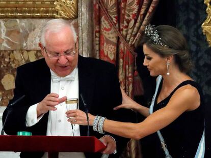 La reina Letizia ofrece una copa al presisdente de Israel, Reuven Rivlin, tras su discurso.