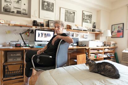 Vivian Gornick en su apartamento de Manhattan. Allí escribe y acumula las lecturas que han marcado su vida.