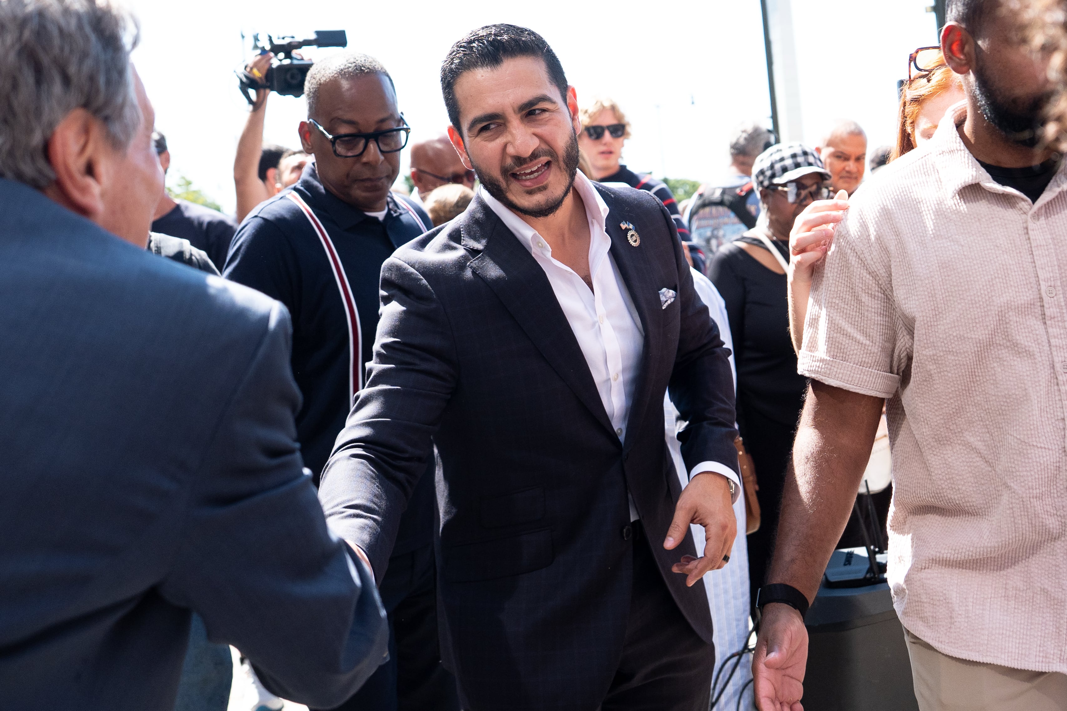 La ‘ola Mamdani’ se extiende por EE UU con Abdul El-Sayed, que aspira a ser el primer senador musulmán