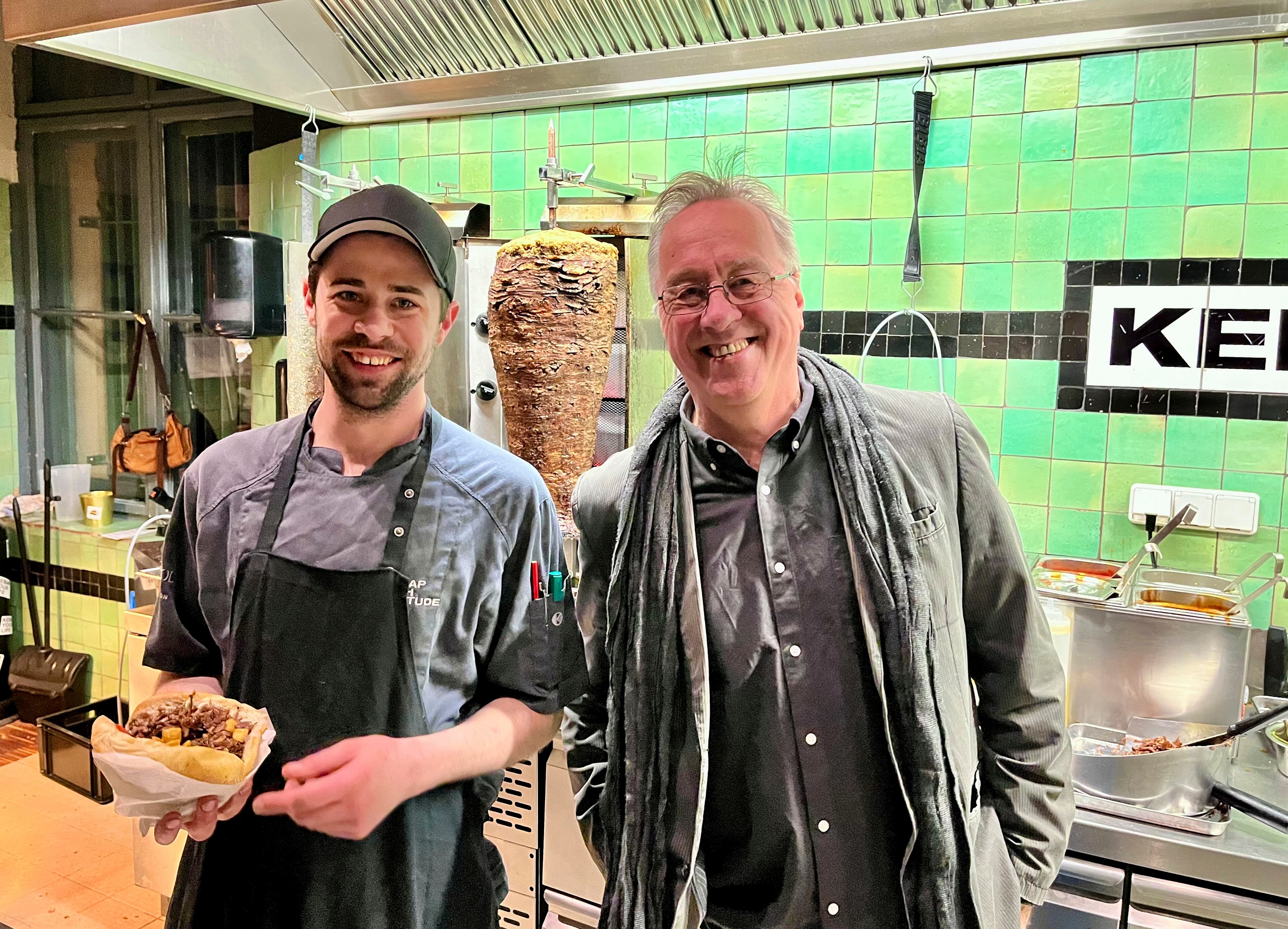 Eberhard Seidel, gran estudioso del kebab en Alemania, junto a un trabajador de Kebap with Attitude.