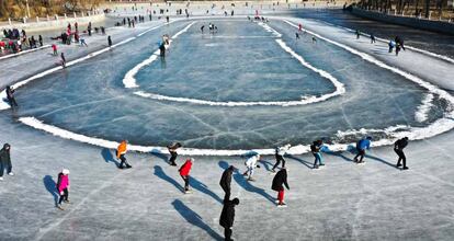 Ciudadanos de Shenyang (China) patinan en un lago congelado.