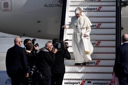El Papa Francisco desembarca del avión en su llegada al aeropuerto de Dublín, el 25 de agosto de 2018. 