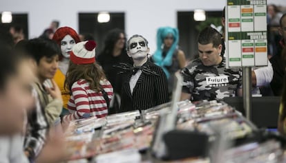 J&oacute;venes disfrazados en uno de los stands del Sal&oacute;n del Manga de Barcelona.