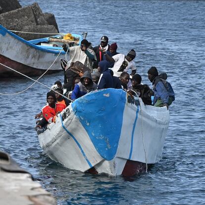 Varios migrantes llegan al puerto de La Restinga, a 4 de febrero de 2024, en El Hierro, Santa Cruz de Tenerife, Tenerife, Canarias (España). Salvamento Marítimo ha interceptado hoy domingo seis embarcaciones en las que viajaban 357 personas cuando iban navegando hacia las islas de Gran Canaria y El Hierro, si bien una de ellas se encontraba a la deriva, mientras que una séptima ha llegado por sus propios medios a Fuerteventura con 53 personas. Sumadas a las diez barcazas que se registraron ayer sábado, son un total de 1.035 las personas migrantes llegadas a las islas este fin de semana.
04 FEBRERO 2024;MIGRANTES;CAYUCOS;PATERAS;INMIGRACIÓN;BARCAZAS;CANARIAS;
Europa Press Canarias / Europa Press
(Foto de ARCHIVO)
04/2/2024