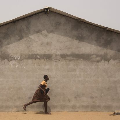 Una joven en edad escolar corre en busca de refugio cuando las olas del océano comienzan a inundar la aldea de Fuvemeh, en el sudeste de Ghana. Hasta 1993, esta aldea del sudeste de Ghana era una próspera comunidad de 2.500 habitantes que vivía de la pesca y de varias plantaciones de cocoteros situadas entre el océano y las casas. Pero en las últimas dos décadas, el cambio climático y otras actividades humanas han derivado en una mortal combinación de aumento de temperaturas, subida del nivel del mar y erosión costera. De manera gradual pero inexorable, el océano empezó a tragarse cientos de metros de costa, para después absorber los cocotales y la primera fila de casas.