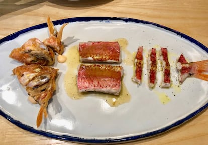 Salmonete, la cola soasada, los lomos a la parrilla y la cabeza frita.