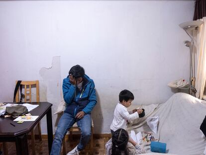 Jorge y sus dos hijos mayores en la casa de la tía de Luana, donde viven provisionalmente.