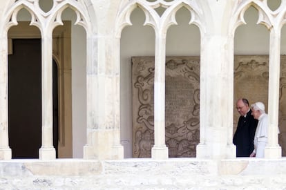 El Papa conversa con el presidente del consejo de la Inglesia Evangélica en uno de los claustros del monasterio de San Agustín, en Erfut.