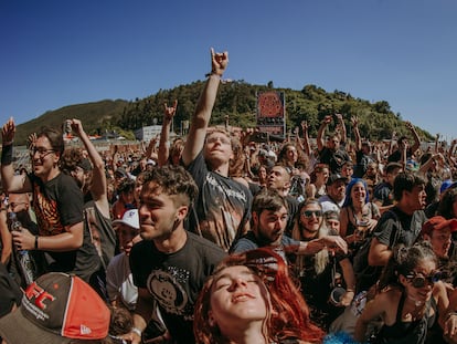 Asistentes al Resurrection Fest de Viveiro, durante un concierto.