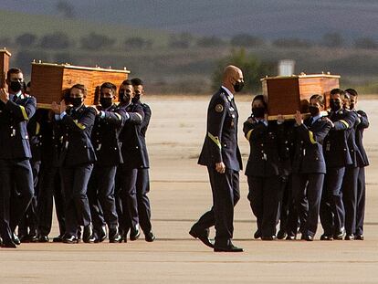 Soldados del Ejército del Aire trasladan los féretros de los periodistas y del conservacionista irlandés asesinados en Burkina Faso.
