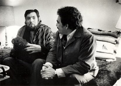 Julio Cortázar y Gabriel García Márquez, fotografiados por Sara Facio en la casa del escritor argentino en París.