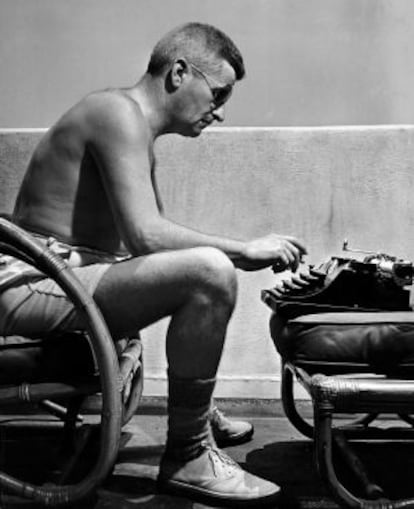 Faulkner escribiendo un guion para la Warner Bros