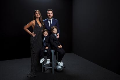 El Premio al Mejor Jugador Masculino de la FIFA Lionel Messi del F. C. Barcelona y la selección argentina posa con su esposa, Antonella Roccuzzo, y sus hijos Mateo y Ciro.