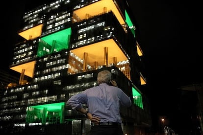 Un hombre frente a un edificio de Petrobras.