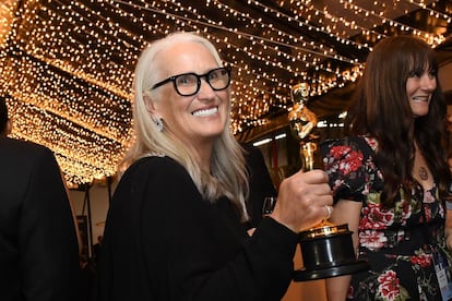 La directora Jane Campion, mejor dirección por El poder del perro, de Dior.