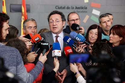 El fiscal general del Estado, Álvaro García Ortiz, atiende a los medios en la Ciutat de la Justicia de Barcelona en febrero pasado.